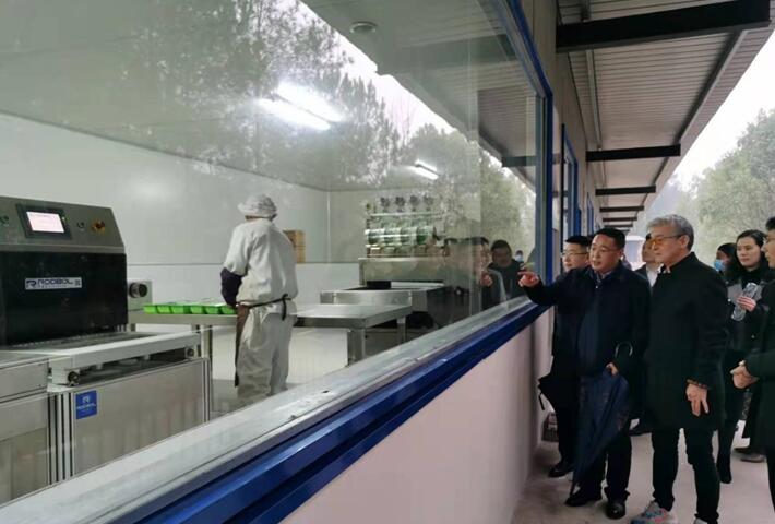 公司董事長(zhǎng)兼總經(jīng)理張育賢陪同臺(tái)灣永和豆?jié){創(chuàng)始人林先生一下到公司考察